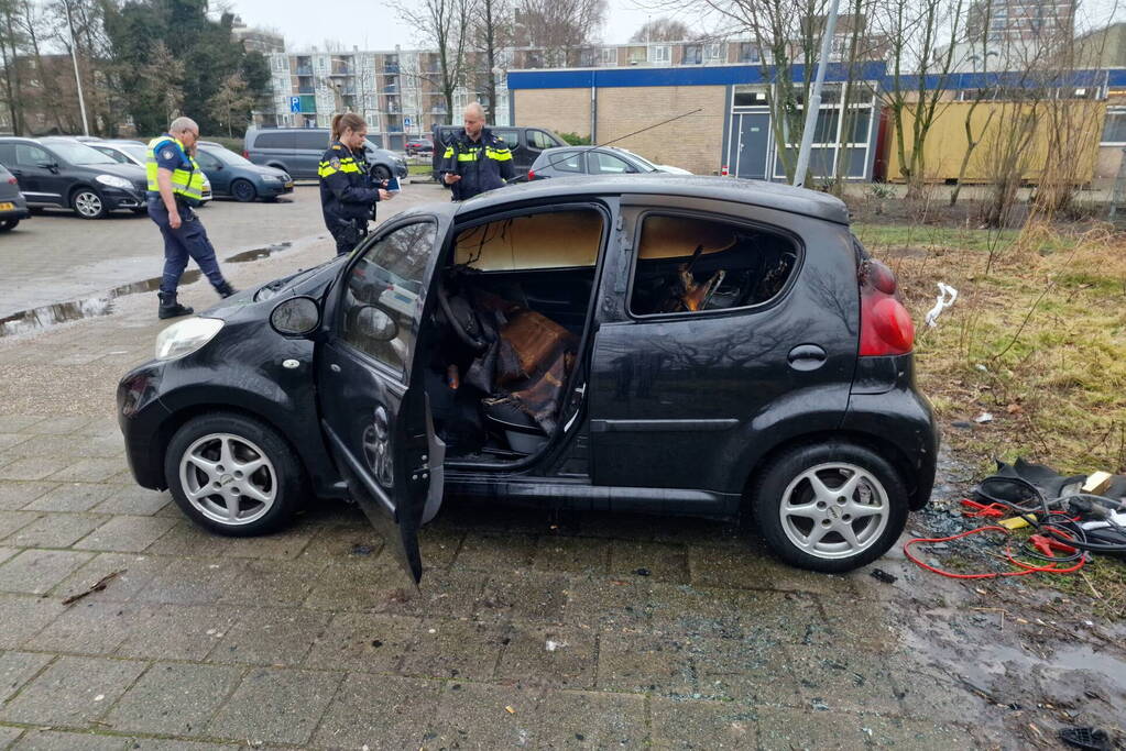 Geparkeerde auto vliegt in brand