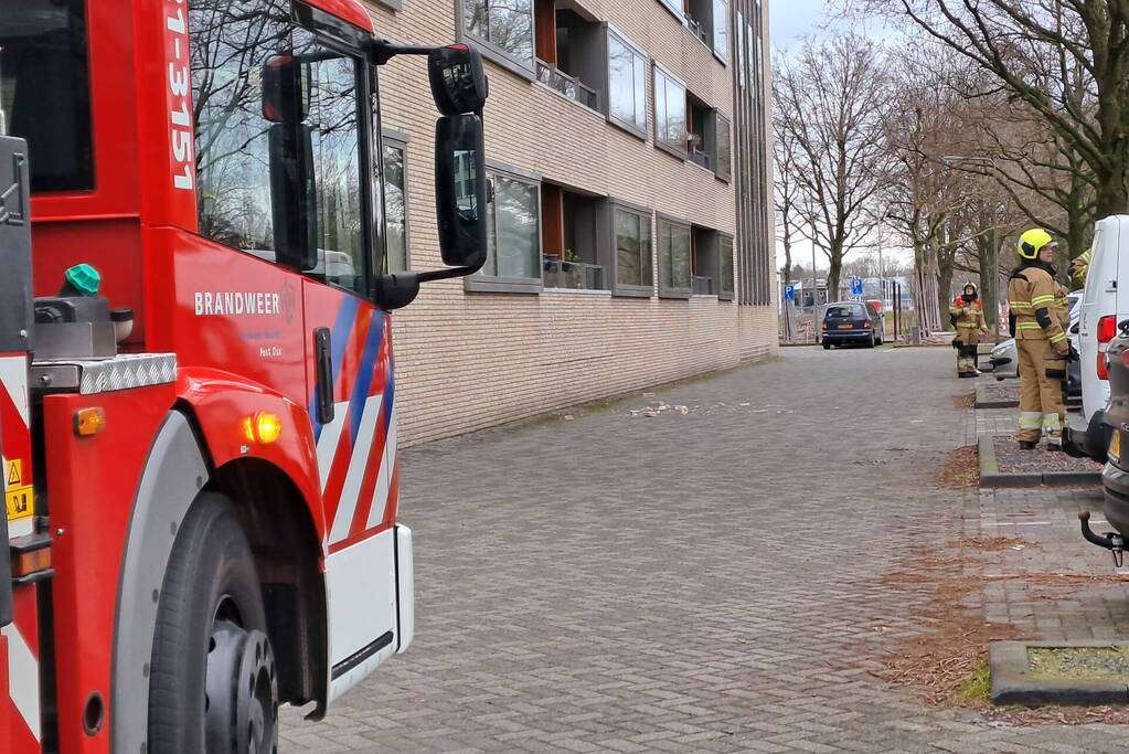 Bakstenen vallen uit gevel van flatgebouw