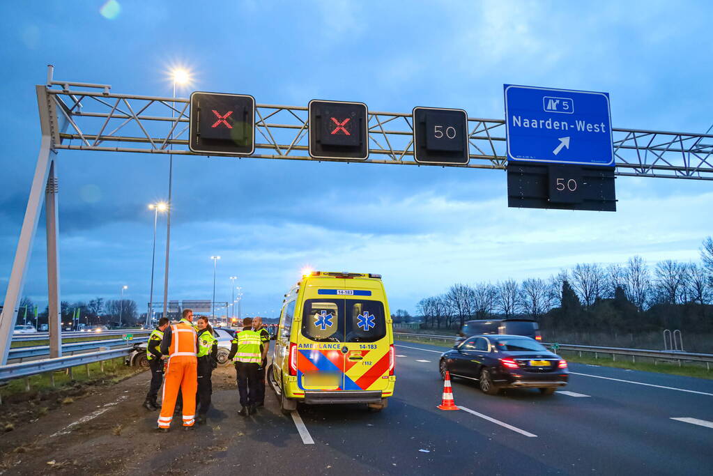 Automobilist botst tegen vangrail
