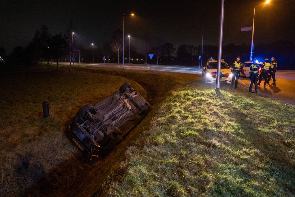 Automobiliste belandt met auto in greppel