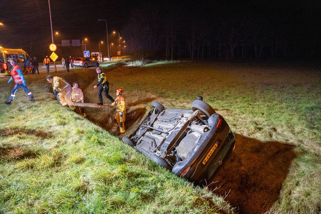 Automobiliste belandt met auto in greppel