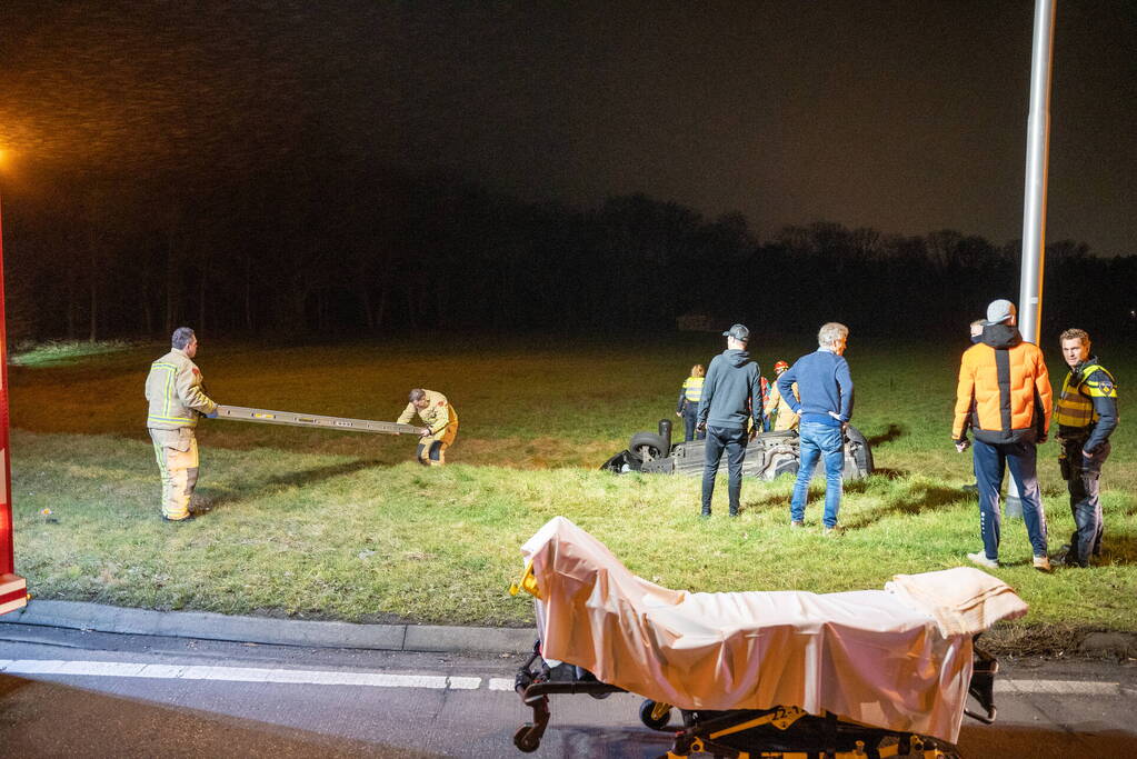 Automobiliste belandt met auto in greppel