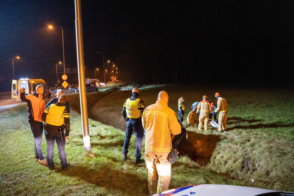 Automobiliste belandt met auto in greppel