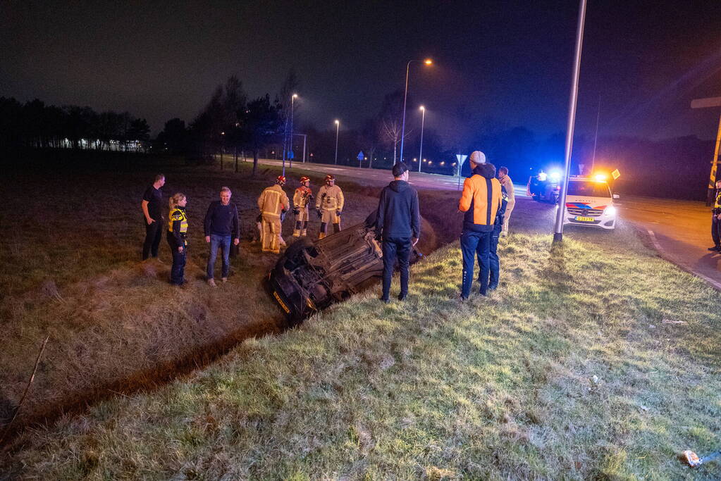 Automobiliste belandt met auto in greppel