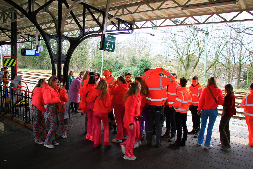 Grote drukte op station vanwege dag twee carnaval