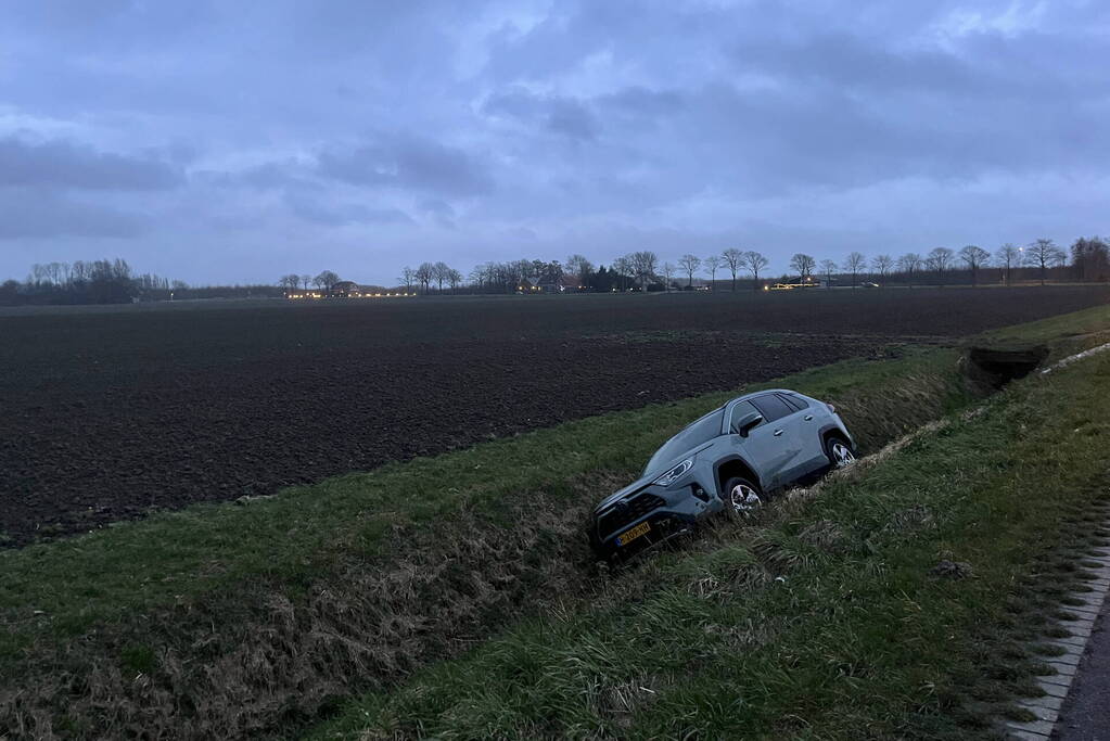 Automobilist belandt in greppel
