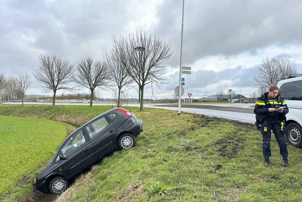 Auto belandt in sloot