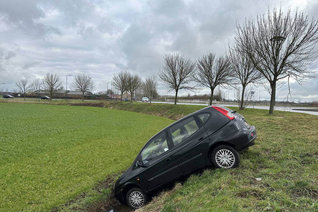 Auto belandt in sloot