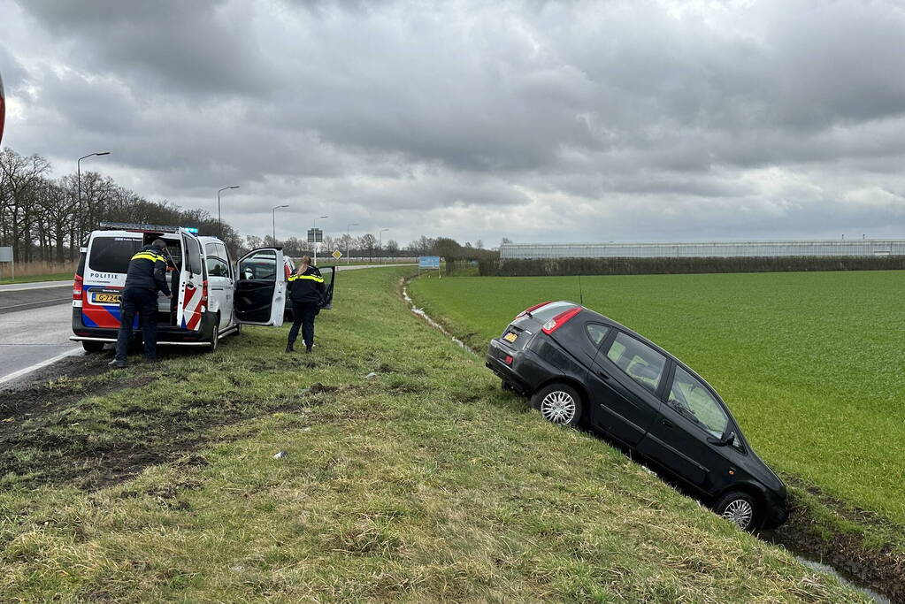 Auto belandt in sloot