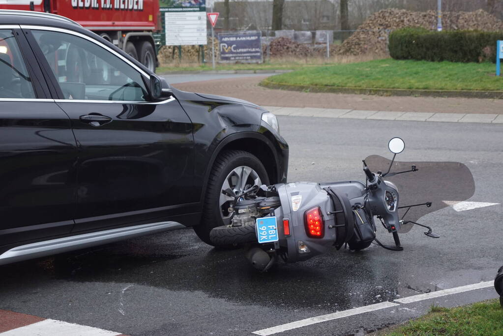 Twee opzittenden van scooter gewond bij aanrijding met auto