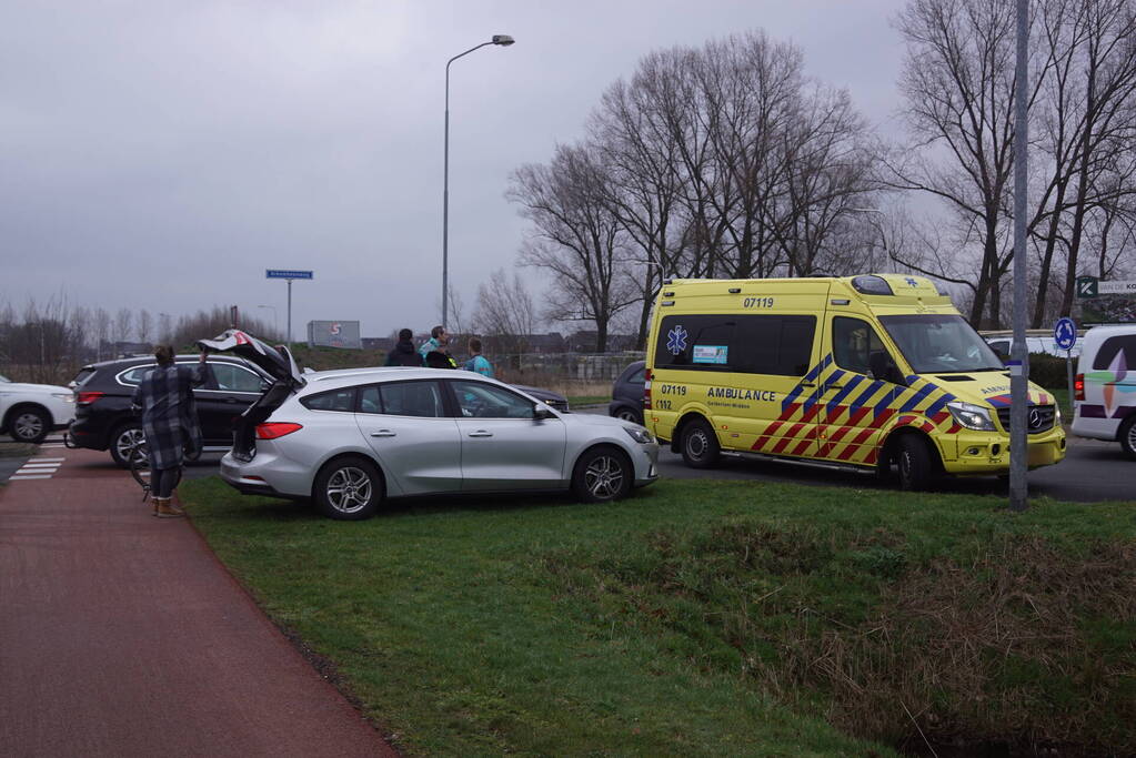 Twee opzittenden van scooter gewond bij aanrijding met auto