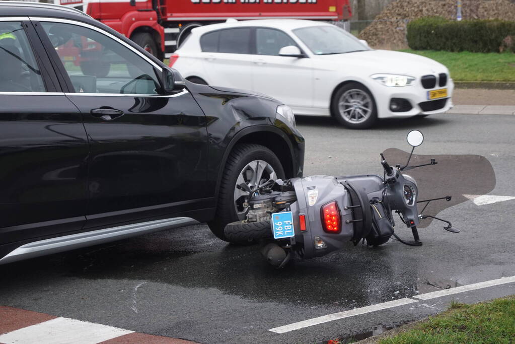 Twee opzittenden van scooter gewond bij aanrijding met auto