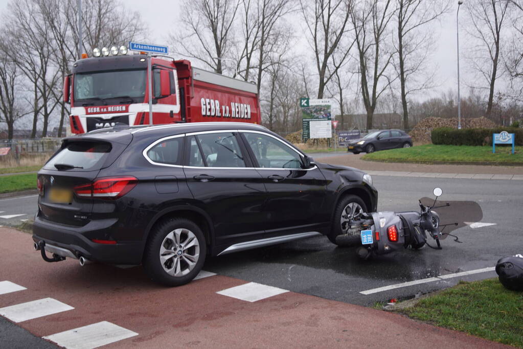 Twee opzittenden van scooter gewond bij aanrijding met auto