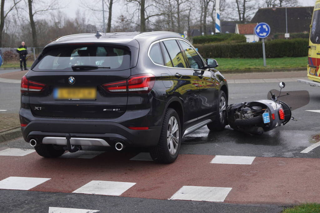 Twee opzittenden van scooter gewond bij aanrijding met auto