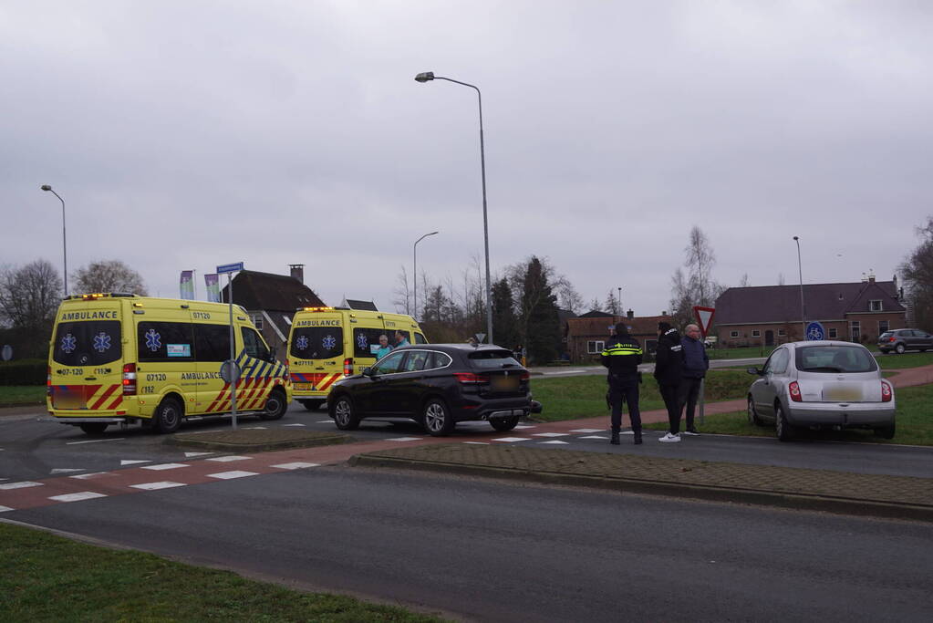 Twee opzittenden van scooter gewond bij aanrijding met auto