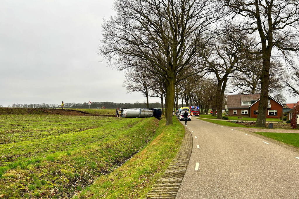 Vrachtwagen belandt op zijn kant naast de weg