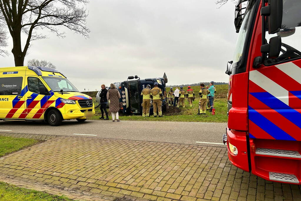 Vrachtwagen belandt op zijn kant naast de weg