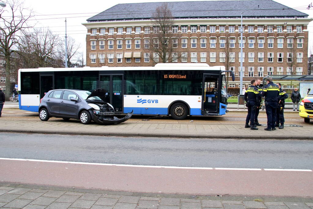 Gewonde bij botsing tussen auto en lijnbus