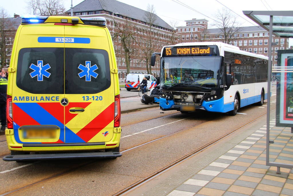 Gewonde bij botsing tussen auto en lijnbus