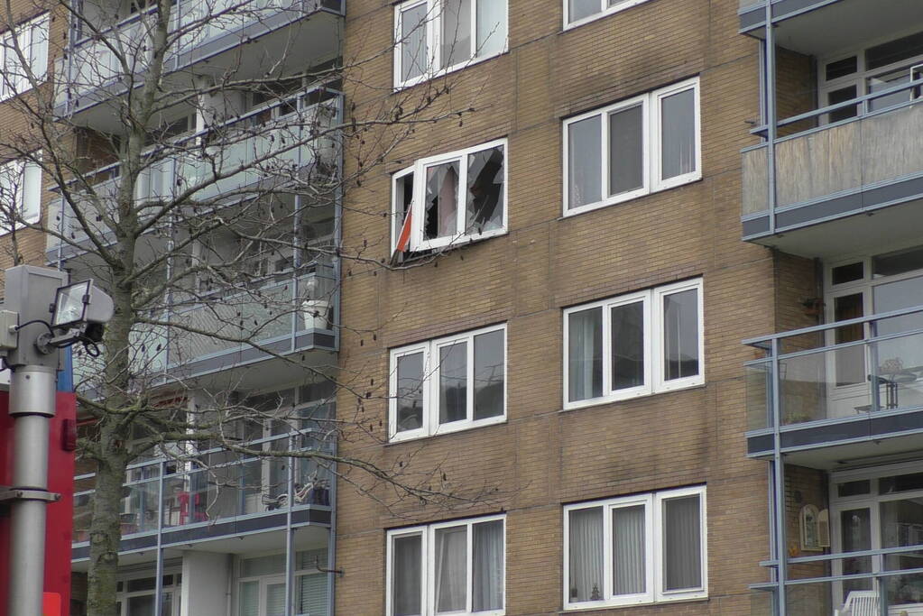 Gevel flatwoning ontzet door explosie
