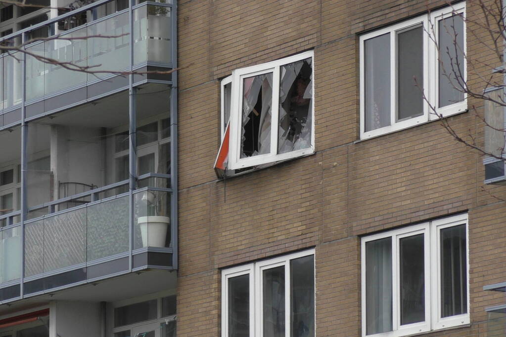 Gevel flatwoning ontzet door explosie