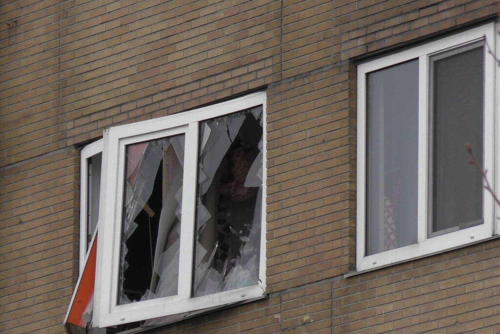 Gevel flatwoning ontzet door explosie