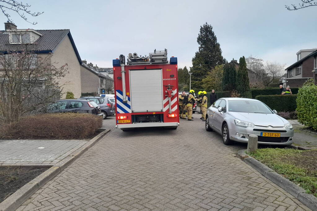 Brandweer verricht onderzoek naar gaslucht