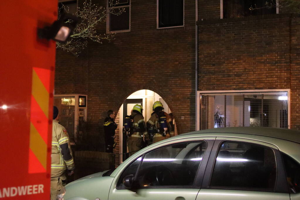 Woningbrand snel onder controle, mogelijk veroorzaakt door lichtkogel