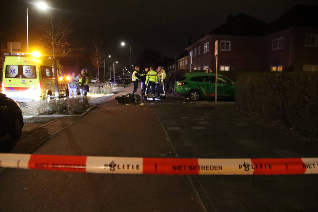 Scooterrijder rijdt hard in zijkant van auto