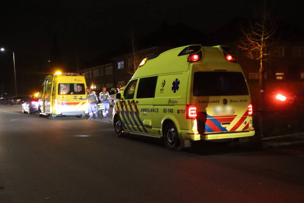 Scooterrijder rijdt hard in zijkant van auto