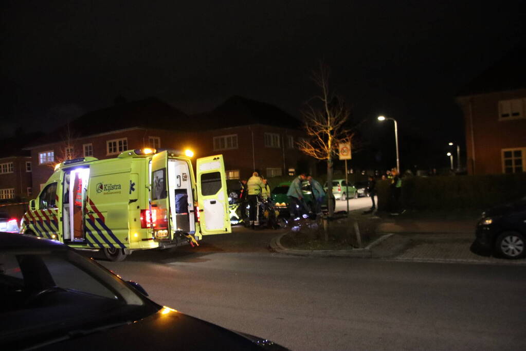Scooterrijder rijdt hard in zijkant van auto