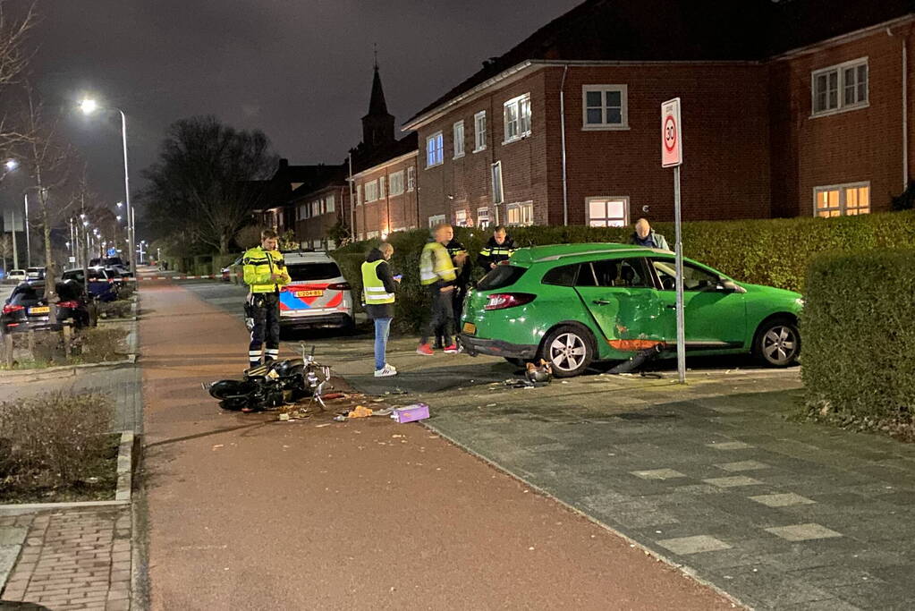 Scooterrijder rijdt hard in zijkant van auto