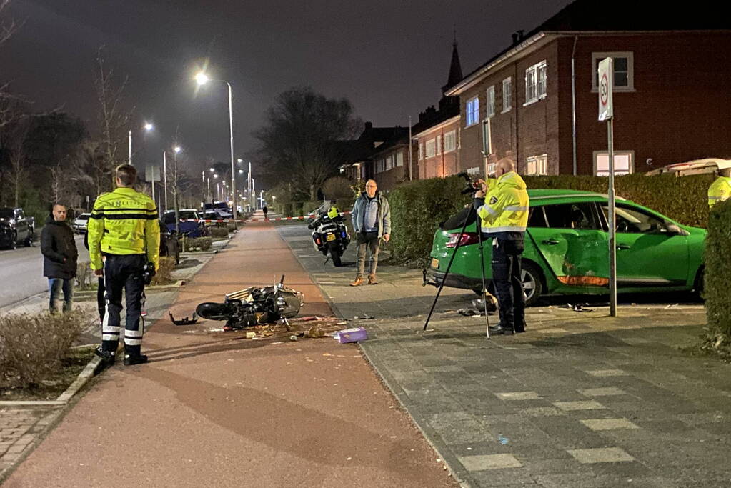 Scooterrijder rijdt hard in zijkant van auto
