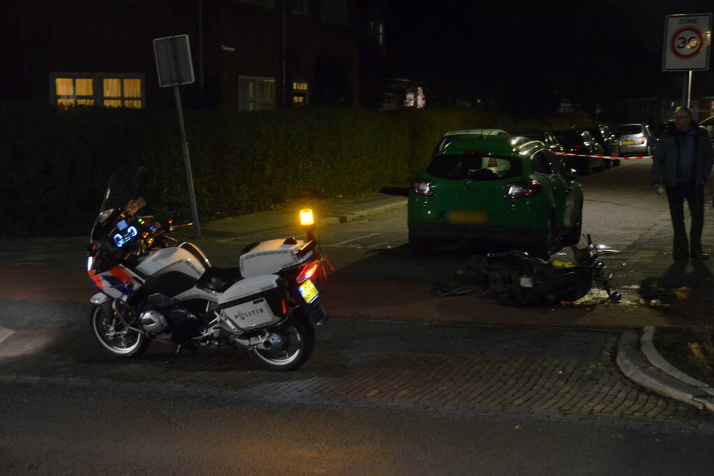 Scooterrijder rijdt hard in zijkant van auto