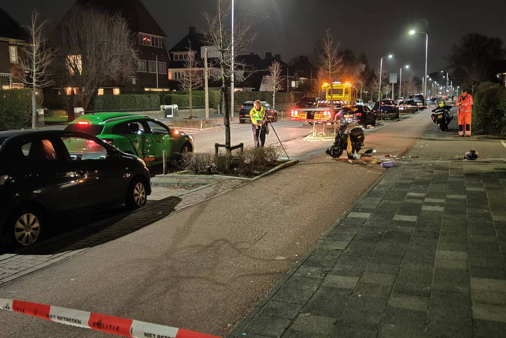 Scooterrijder rijdt hard in zijkant van auto