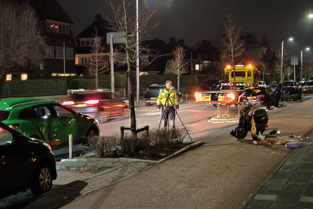Scooterrijder rijdt hard in zijkant van auto