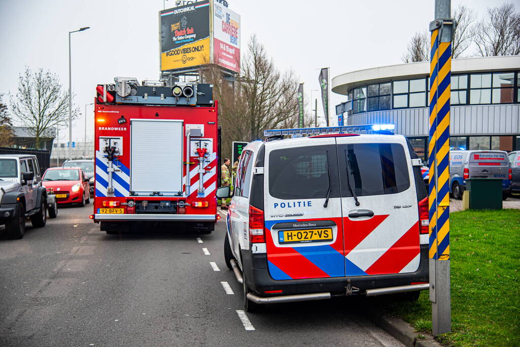 Zwarte rookwolken uit bedrijfsverzamelgebouw