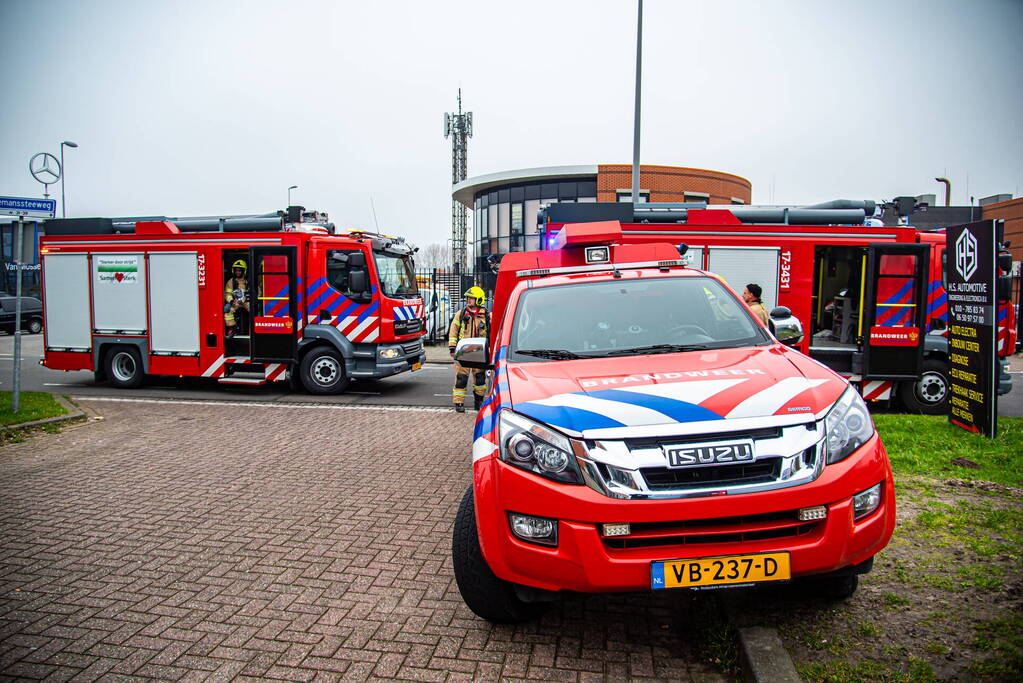 Zwarte rookwolken uit bedrijfsverzamelgebouw