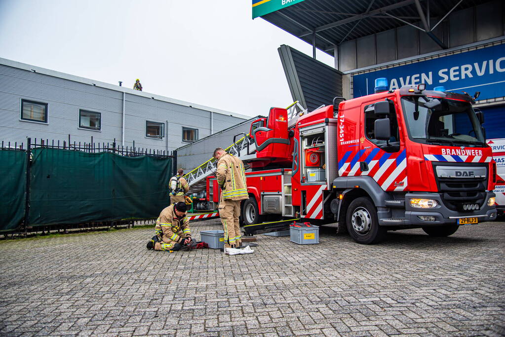 Zwarte rookwolken uit bedrijfsverzamelgebouw