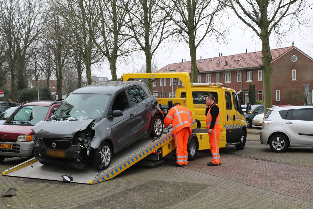 Personenauto rijdt tegen gebouw aan