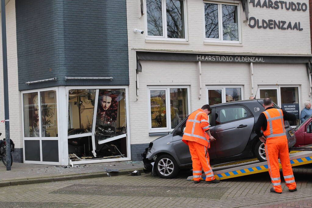 Personenauto rijdt tegen gebouw aan
