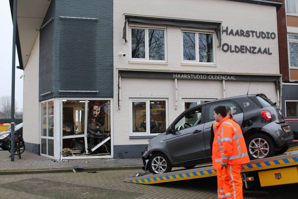 Personenauto rijdt tegen gebouw aan