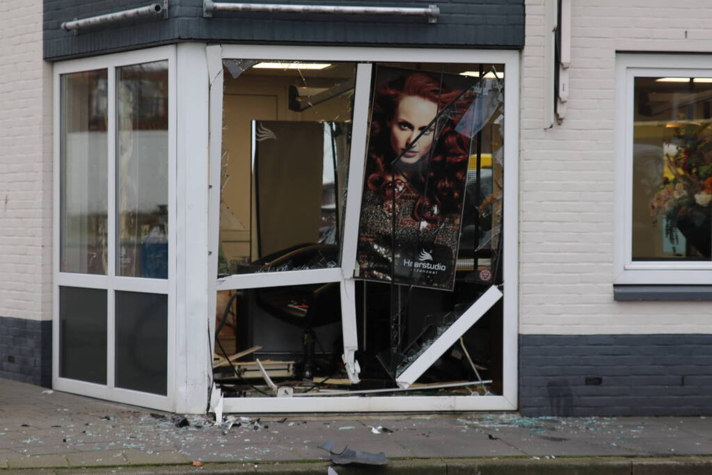 Personenauto rijdt tegen gebouw aan