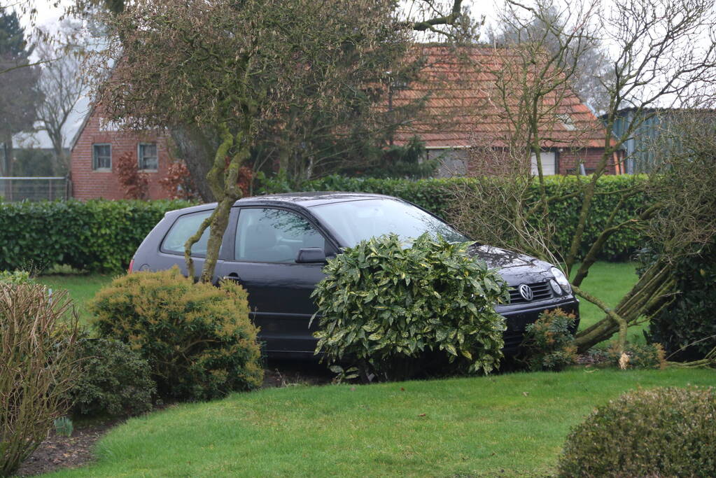 Automobilist belandt in tuin van woning