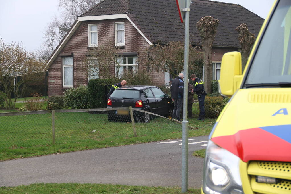 Automobilist belandt in tuin van woning