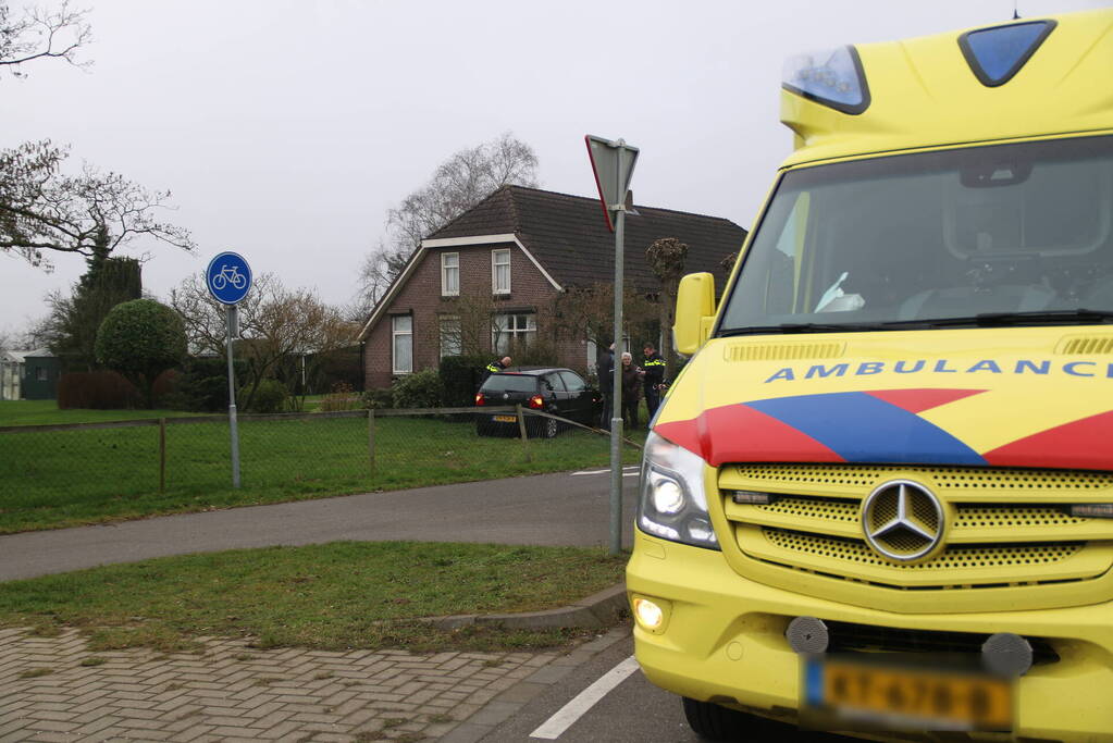 Automobilist belandt in tuin van woning