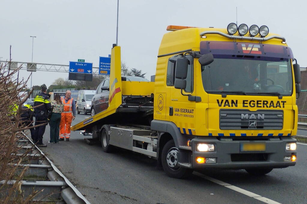 Personenauto klapt bovenop vrachtwagen