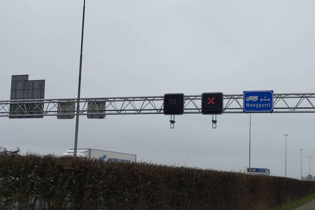 Personenauto klapt bovenop vrachtwagen