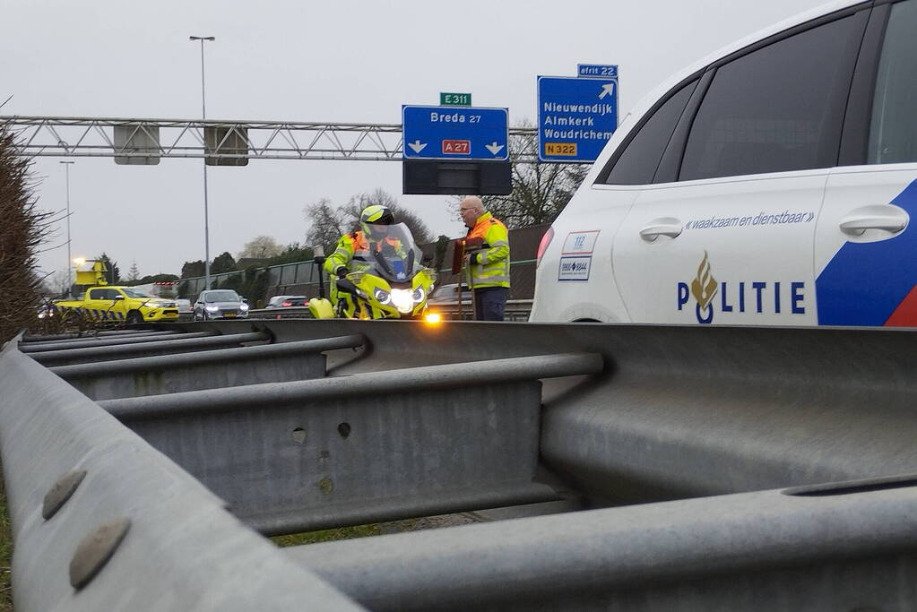Personenauto klapt bovenop vrachtwagen