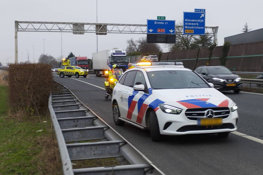 Personenauto klapt bovenop vrachtwagen